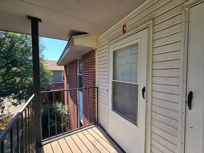 Foto del edificio - BRAND NEW FLOORING - AVAILABLE NOW!