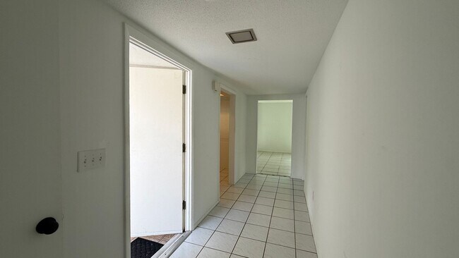 Foto del edificio - All inclusive 2BR/ 2B Condo in 55+ Community