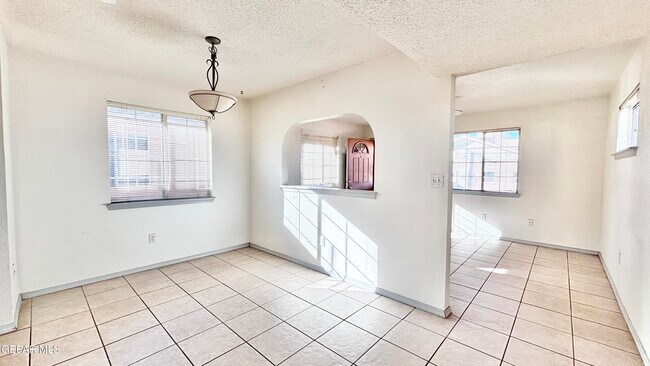 Building Photo - 2717 Idalia Ave