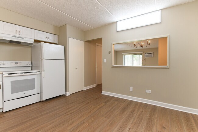 Building Photo - 953 N Rohlwing Rd