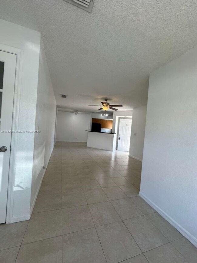 Foto del edificio - 3350 Pinewalk Dr N
