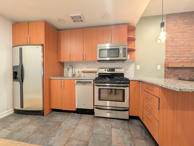 Building Photo - 128 Bright St