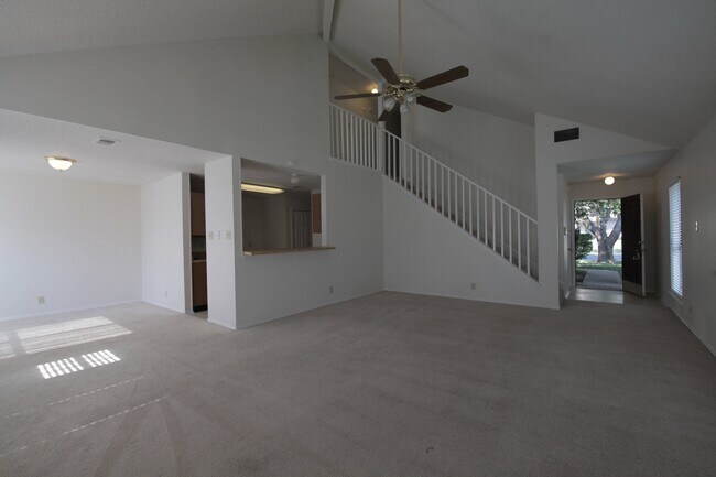 Building Photo - SPACIOUS 3 BEDROOM***GOOD FLOORPLAN W/LARG...