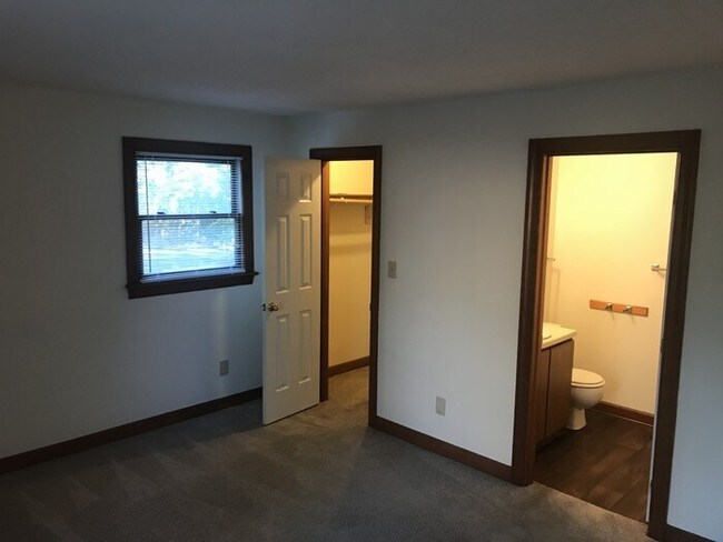 Building Photo - One bedroom