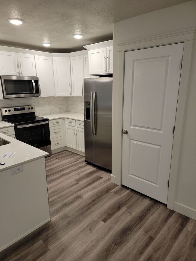 Foto del edificio - 2 Weeks Free Rent in May! West Haven 3 bed...