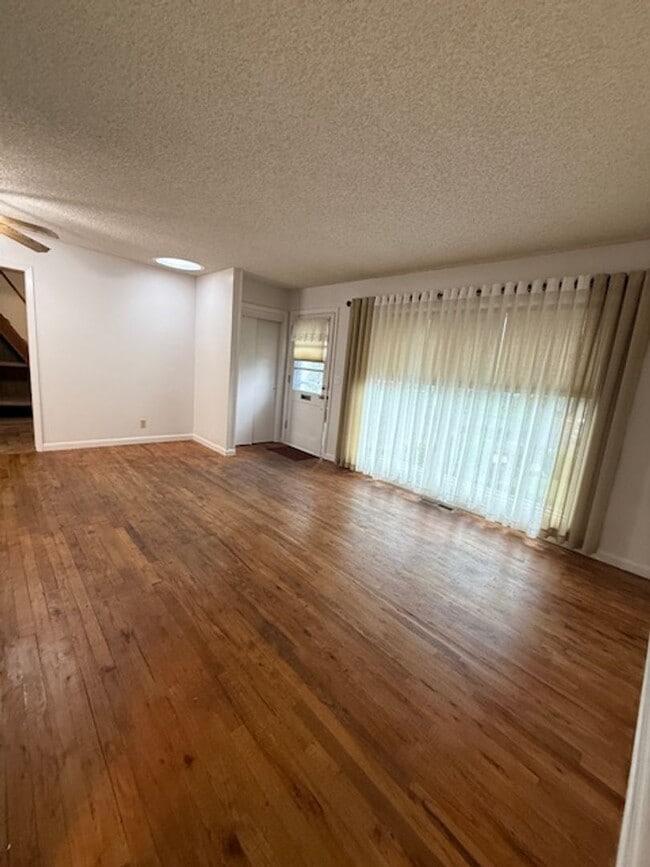 Building Photo - 2 Bedroom 2 Bath Newberg OR 97132 6 Month Lease