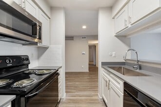 Building Photo - 8701 Town Park Dr