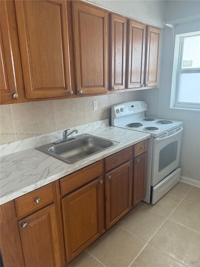 Building Photo - 621 SW 15th Ave