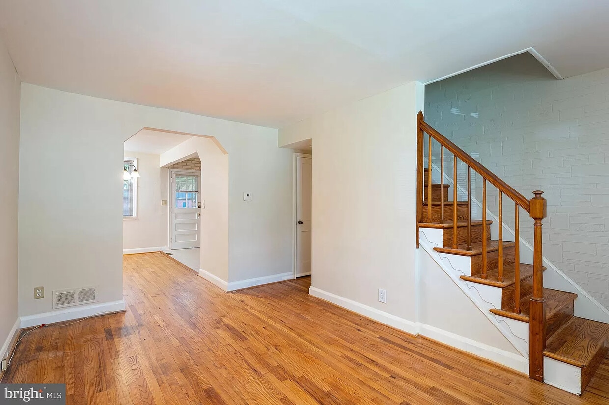 living room - 2132 Parksley Ave