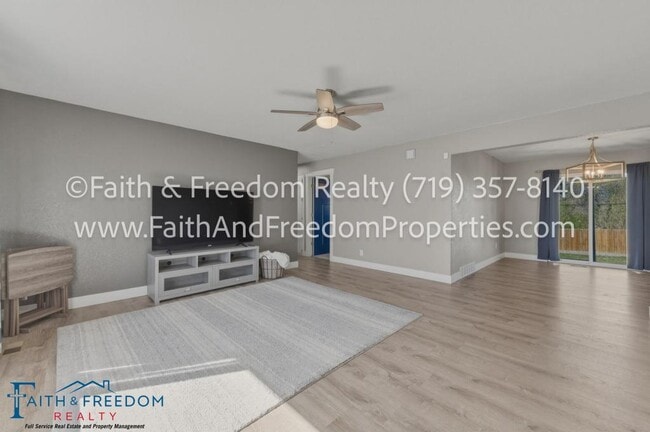 Photo - 260 Everett Dr House