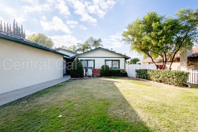 Building Photo - 3 Bedroom/2 Bath Home with a Pool and Sola...