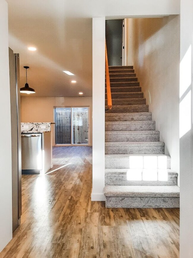 Building Photo - 2 BED/ 1.5 BATH TOWNHOME