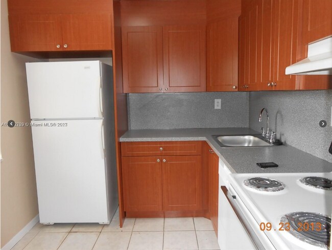 Building Photo - 9460 Fontainebleau Blvd