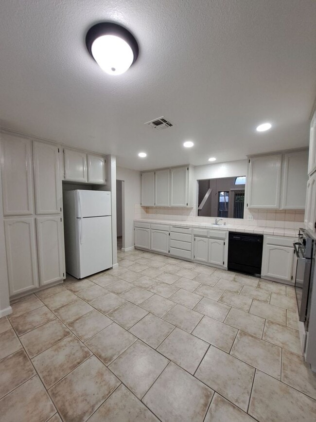 Foto del edificio - Beautiful 3-Bedroom Fresno Home with Backyard!