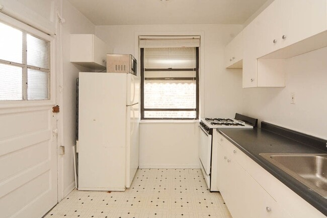 Building Photo - 2332.5 N Spaulding Ave