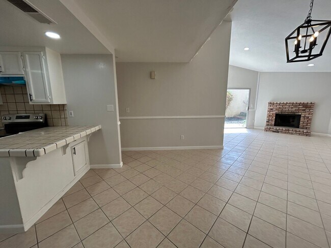Building Photo - 536 Navarre Pl