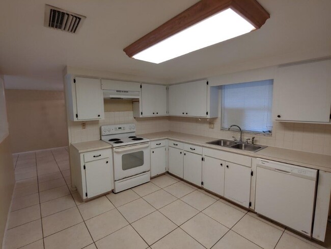 Foto del edificio - 2/2/1 1320 Sq. Ft. with INDOOR LAUNDRY, UPDATED BATHROOMS & a HUGE kitchen...