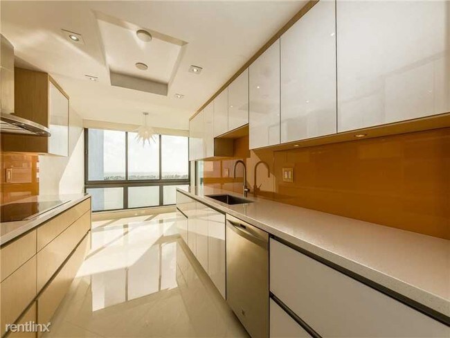 Building Photo - 1581 Brickell Ave