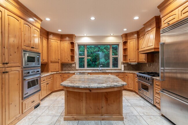 Building Photo - Stunning home in the First Division Commun...