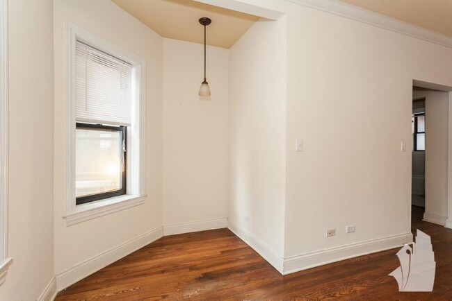 Foto del edificio - 744 W Addison St