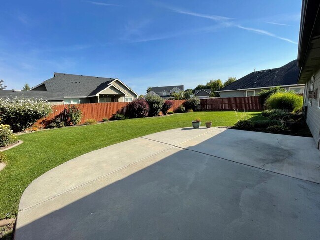 Building Photo - Spacious 3-Bed + Den Home in Hollybrook Su...