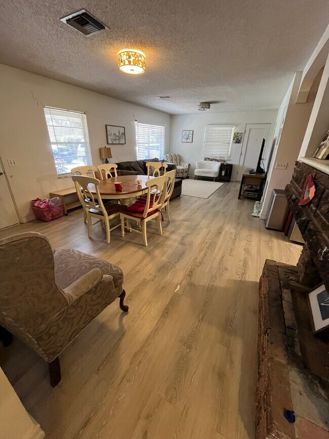 Building Photo - 550 Forest Lake Dr
