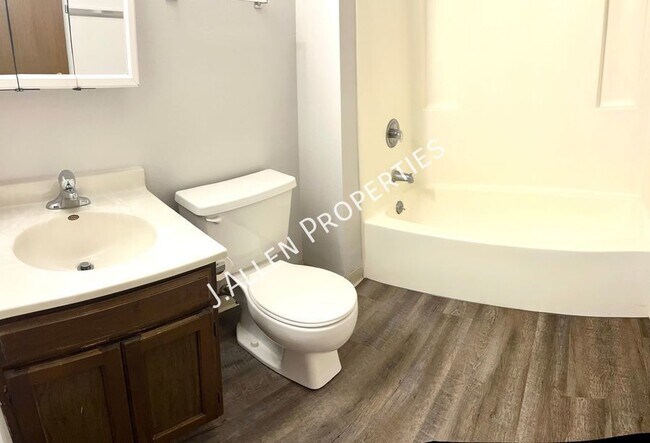 Building Photo - Rarely Available 1 bed, 1 bath