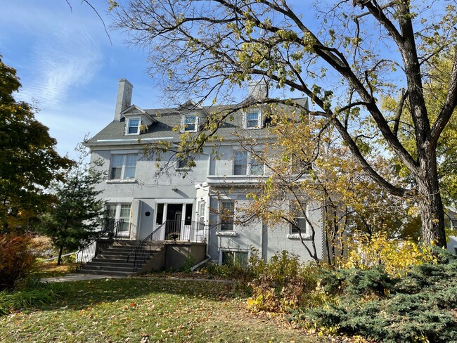 Building Photo - Original 2nd Floor Guestroom of 1902 mansi...