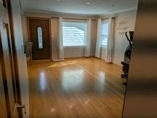 Foto del edificio - 10318 Addison Ave