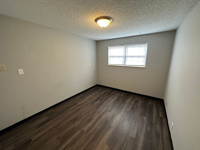 Building Photo - 2 bedoom 1 bath