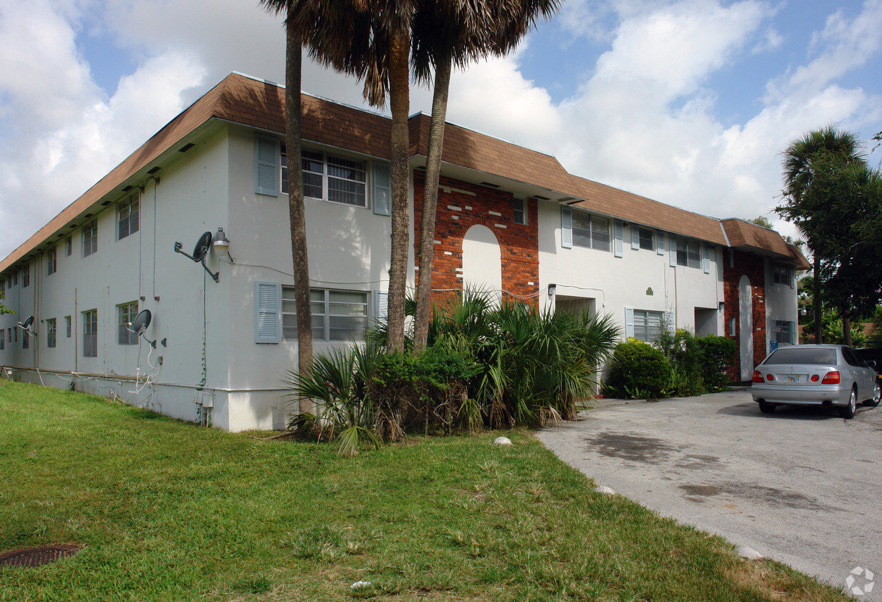 Foto principal - 15700 NW 2nd Ave