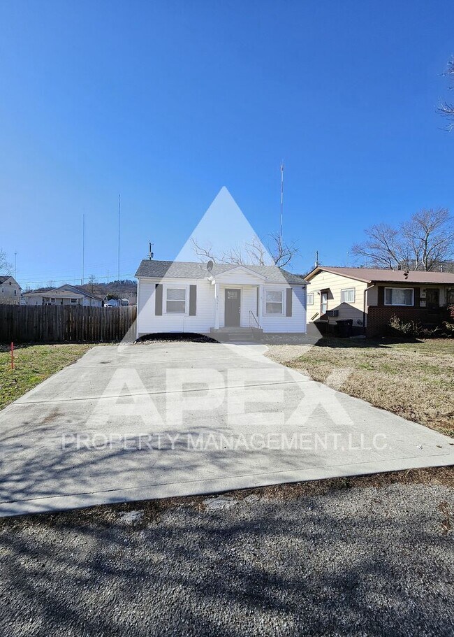 Building Photo - Craftsman Style 2 Bd 1- Ba Single Family H...