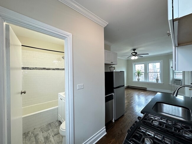 Foto del edificio - 644 W Roscoe St