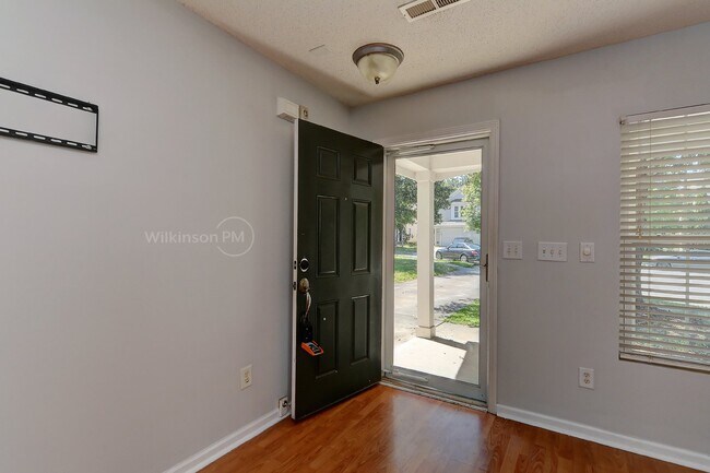 Building Photo - Beautiful 3Bedroom 2.5Bathroom Two-story H...
