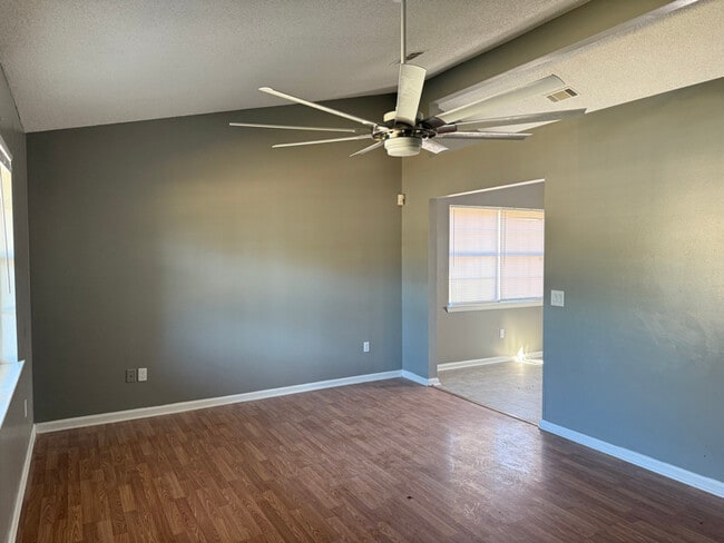 Foto del edificio - 79 Kenny Dr