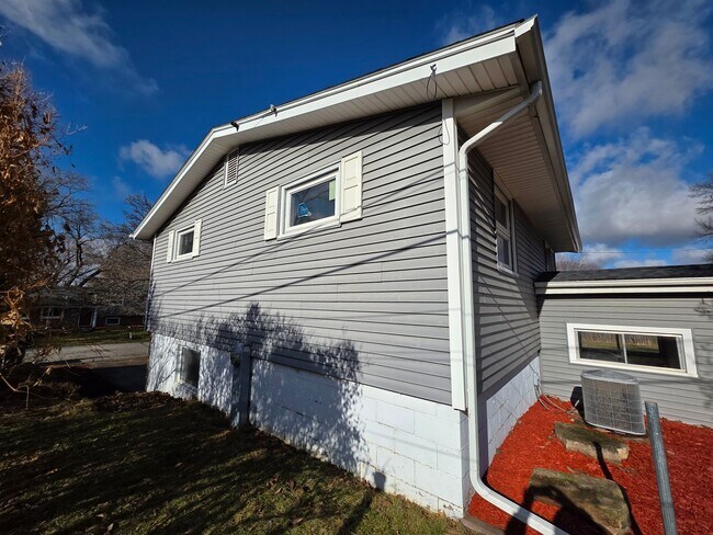 Foto del edificio - 4 bedroom Rental in Bettendorf