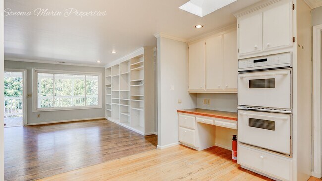 Building Photo - ~Beautiful 2 Bedroom - 2 Bath Main Home Pl...