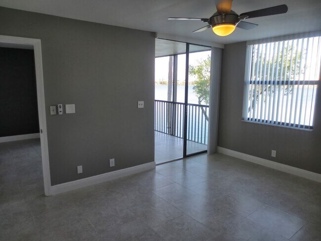 Foto del edificio - 118 Lake Emerald Dr
