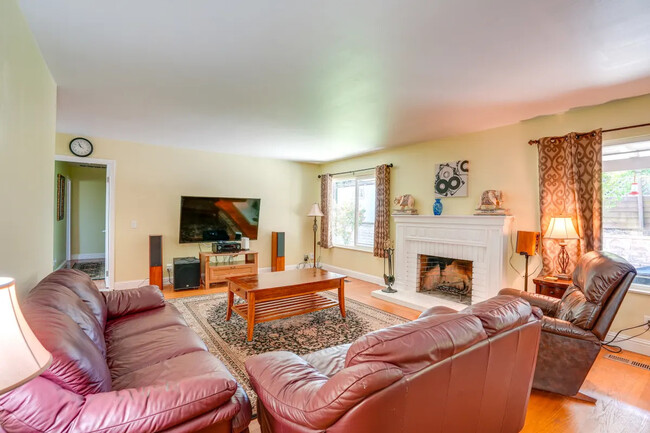 Building Photo - 1817 Sereno Dr