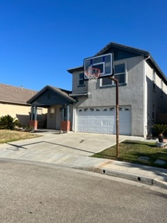 Building Photo - Moorpark Rental! 4 bedroom 3 bathroom 2 st...