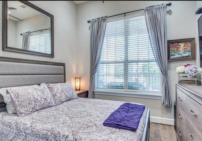 Foto del edificio - 5015 Meridian Ln