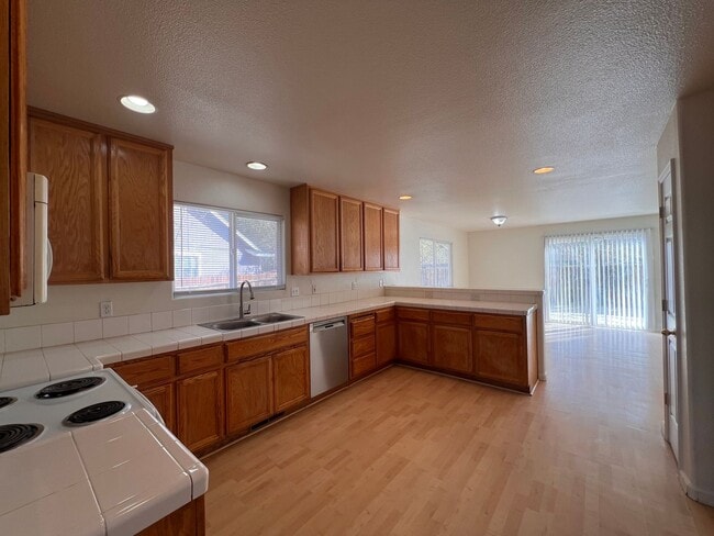 Building Photo - Large 4-bedroom home located in the Countr...