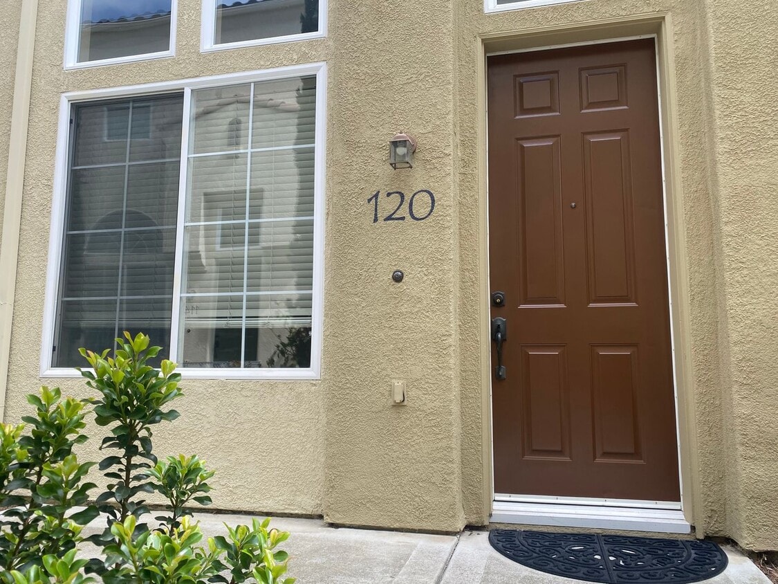 Foto principal - Move In Ready! 2 bedrooms 2.5 bath Townhom...