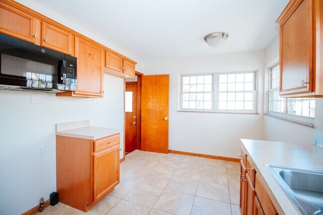 Building Photo - 2303 Mellwood Ave