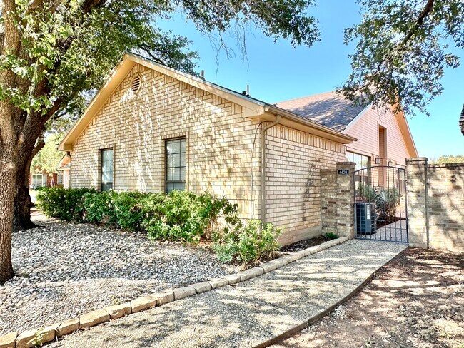 Foto del edificio - 4430 Winterberry Ln