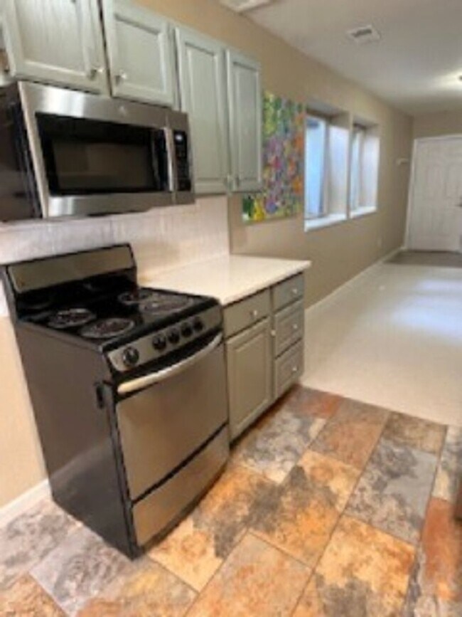 Building Photo - 2 Bedroom 1 Bath ADU Available in Lovely N...