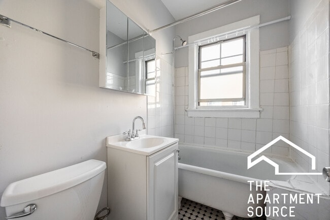 Building Photo - 3257 W Wrightwood Ave