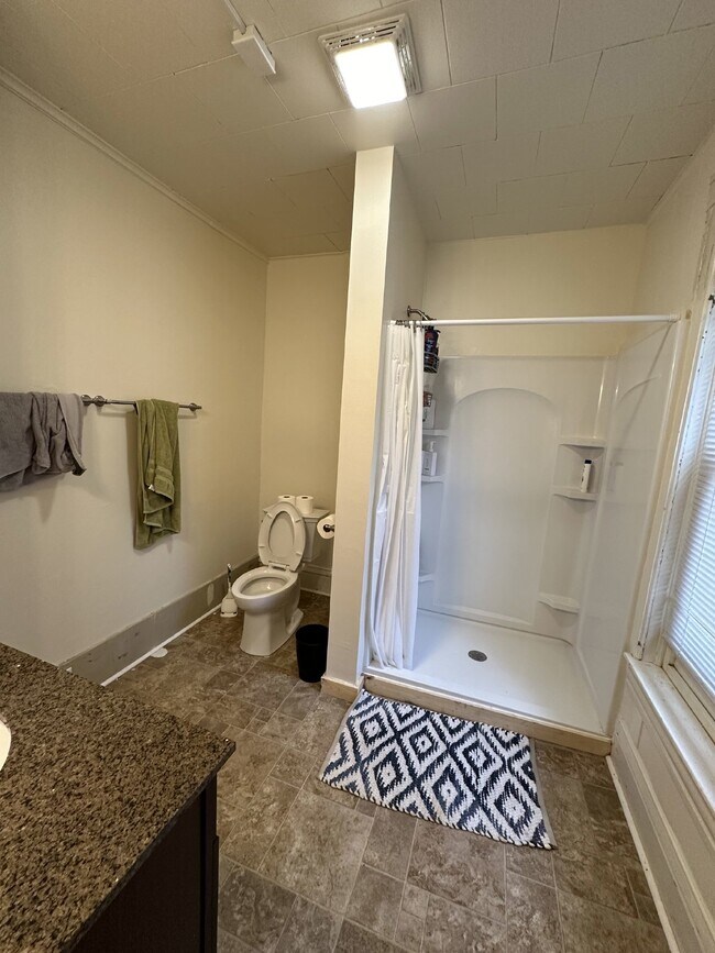 Foto del edificio - 5 Bed 2 Bath close to UWEC available June 1st! Has a new bathroom!