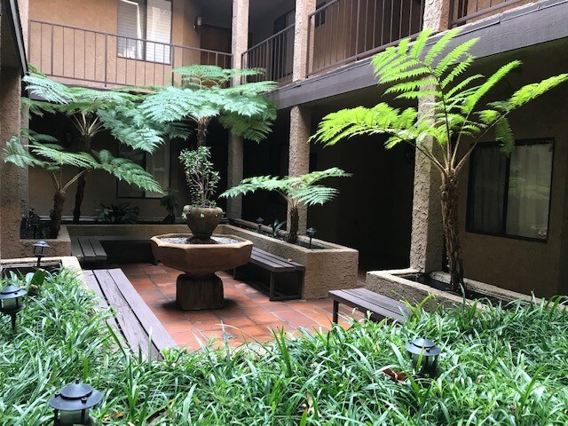 Atrio del edificio - 14572 Dickens St