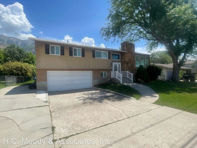 Foto del edificio - 4 br, 2.5 bath House - 3690 N. Canyon Rd.